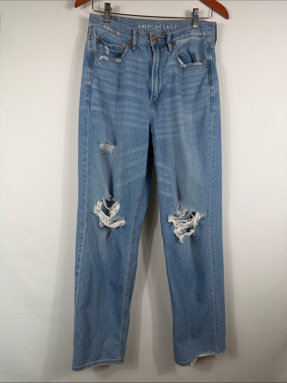 American Eagle‎ Baggy Jean Light Blue Distressed Straight Leg Jeans. Size 6